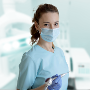 Dental - Praxismiterbeiterin mit Mundschutz